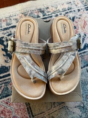 Clark’s women’s comfort Sandles in size 7.5 W New with box.